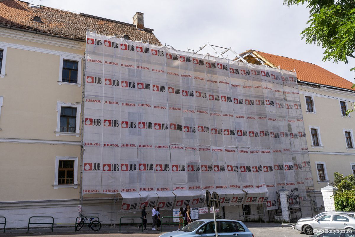 Az iskola egykori internátusépülete ismét állványokat kapott a Sáros utca felől •  Fotó: Haáz Vince