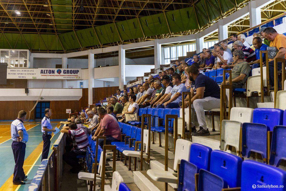A marosvásárhelyi sportcsarnokban és az előtte lévő téren tartott eligazítást a forgalmi rendőrség az iskolabuszok sofőrjeinek •  Fotó: Haáz Vince