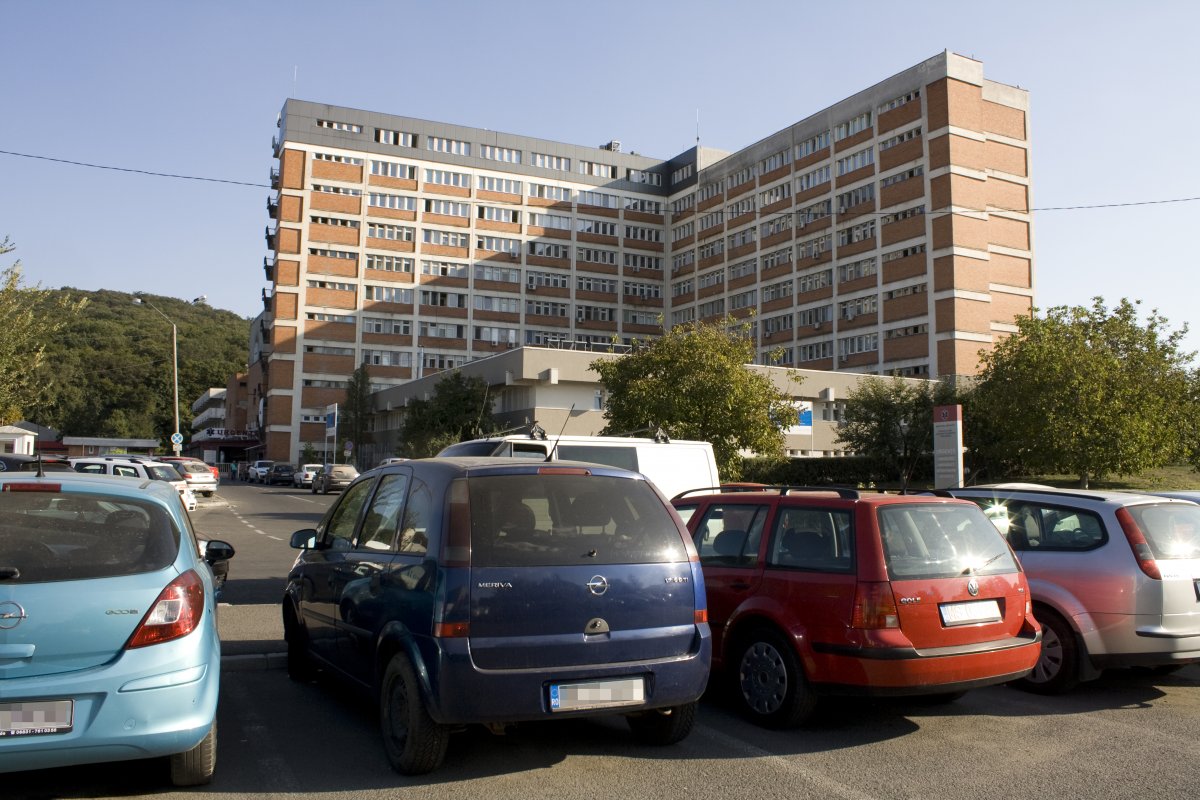 A nagykórház környékén kora délután is tele vannak a parkolók •  Fotó: Gálna Zoltán