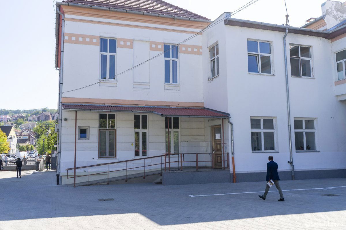 A marosvásárhelyi ortopédia udvara is megújult •  Fotó: Haáz Vince
