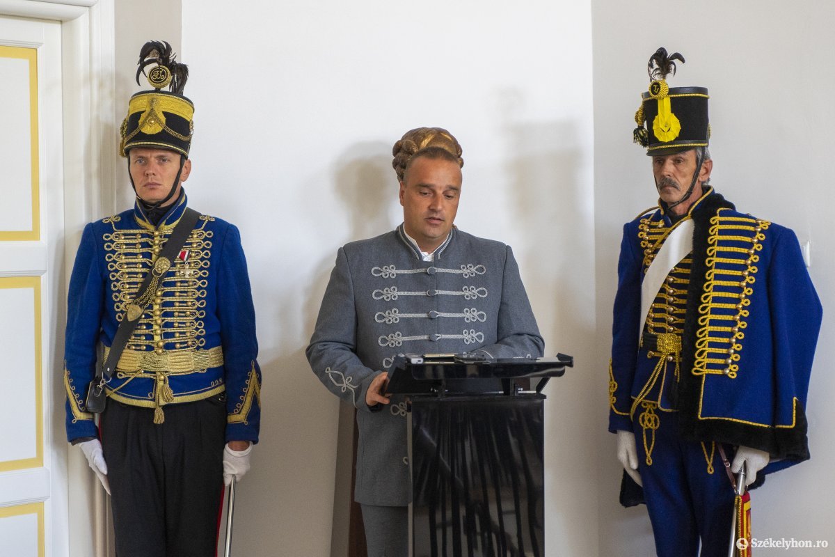 Csibi Attila Zoltán polgármester szerint a kiállítással régi adósságát törleszti Erdőszentgyörgy •  Fotó: Haáz Vince