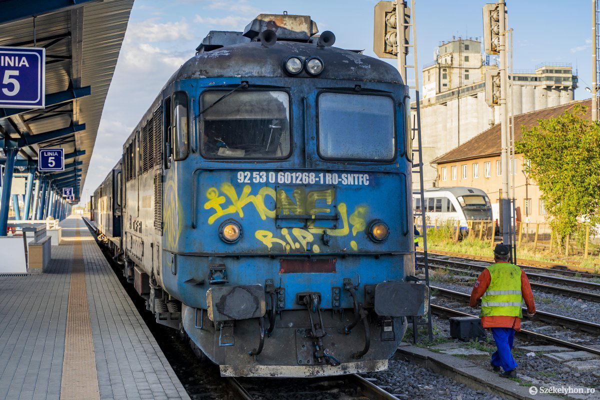 Régi, agyonhasznált mozdonyok húzzák a vagonokat •  Fotó: Haáz Vince