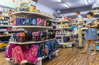 Ruházatra és tanszerekre költhető utalványt kapnak a hátrányos helyzetű gyerekek