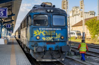 Lestrapált mozdonyok, kimerült vasutasok