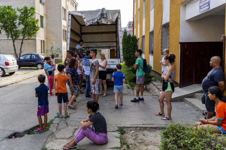 Rendőri kíséret mellett egyetlen család költözött ki a szociális központból