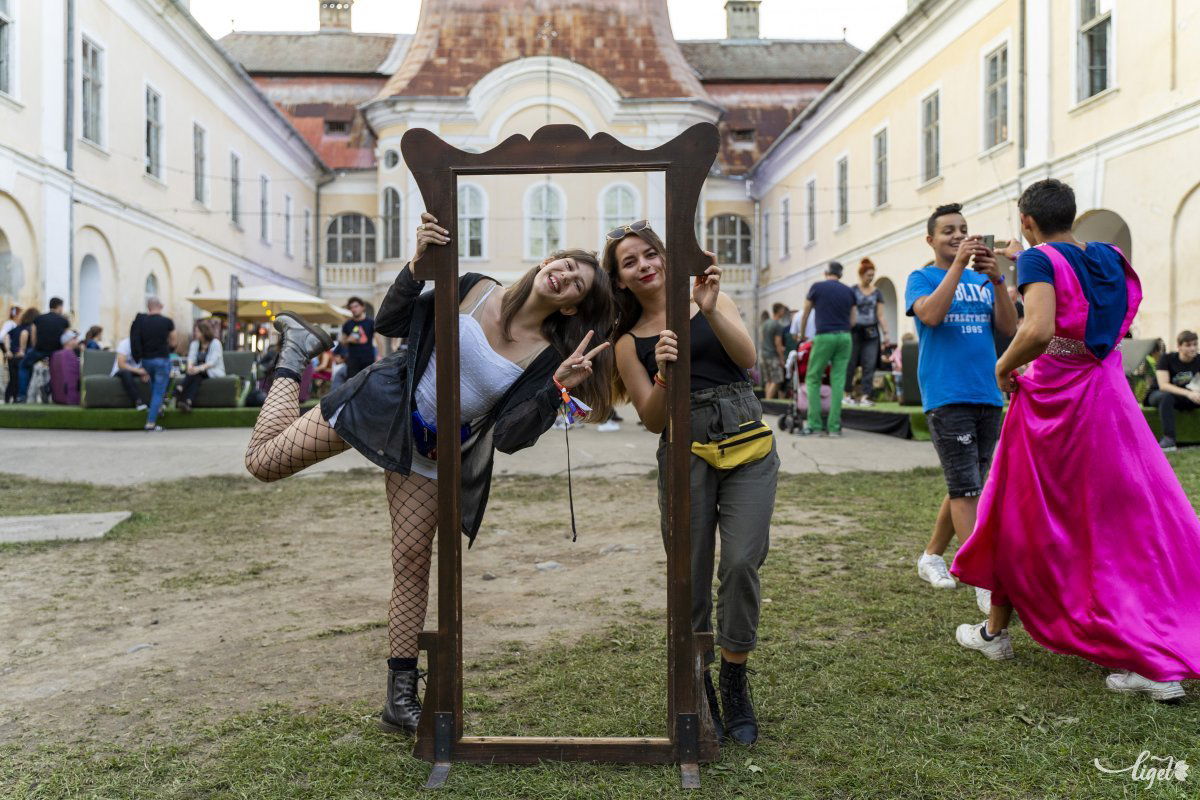 Ruhapróba és fényképeződés •  Fotó: Haáz Vince
