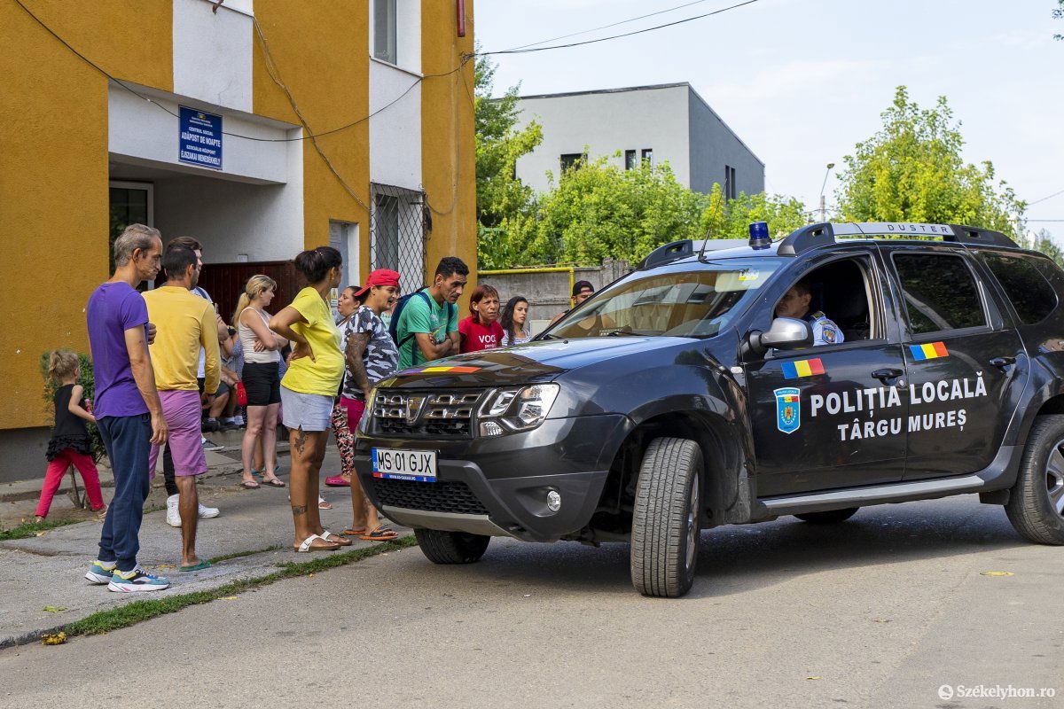 A helyi rendőrség folyamatosan felügyeli a menhely környékét •  Fotó: Haáz Vince