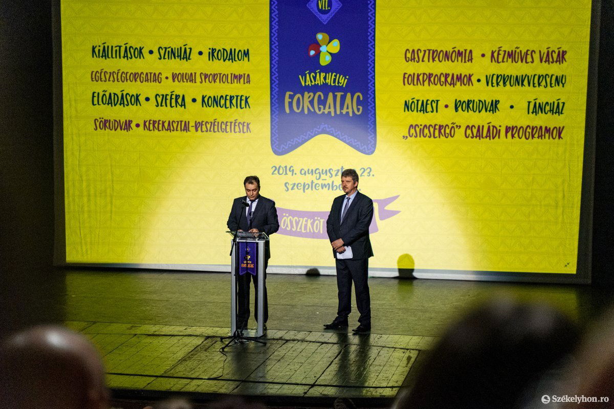 Portik Vilmos és Soós Zoltán főszervezők köszöntik a résztvevőket •  Fotó: Haáz Vince