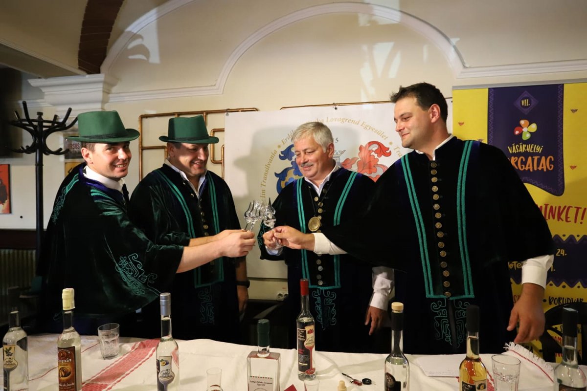 Az Erdélyi Magyar Pálinkalovagrend a sajtótájékoztatóra is 15 féle pálinkával érkezett •  Fotó: Barabási Attila