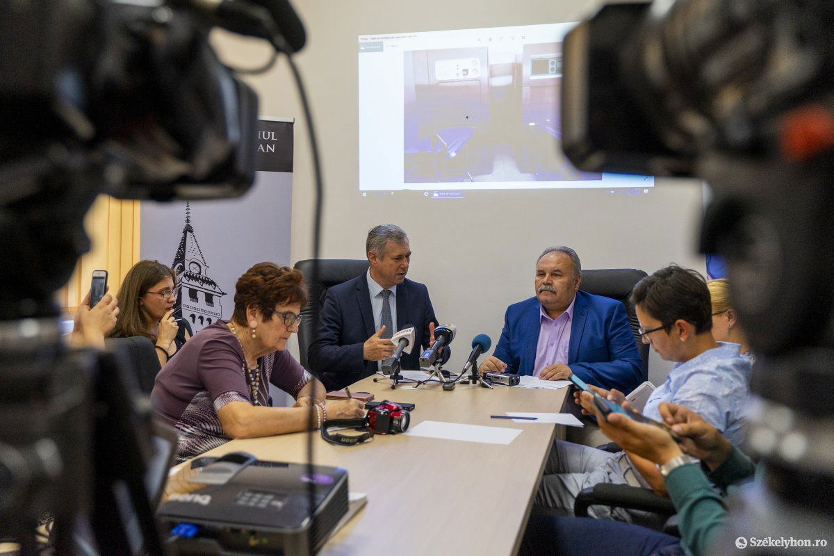 Péter Ferenc megyei tanácselnök és Ovidiu Gârbovan kórházmenedzser tájékoztatta a sajtót •  Fotó: Haáz Vince
