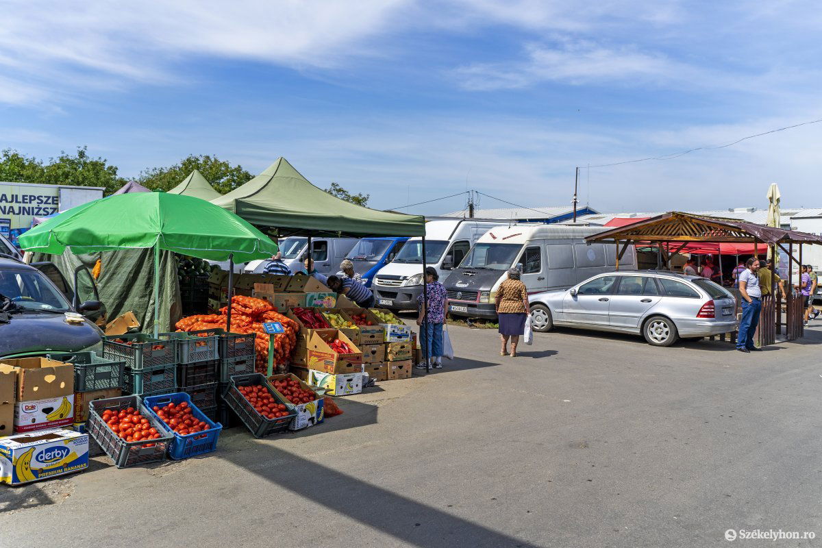 Az egyik marosvásárhelyi piacon nem mindenik mérleg volt naprakészen leellenőrizve •  Fotó: Haáz Vince