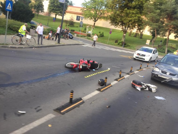 Két autó is elütötte a motorost