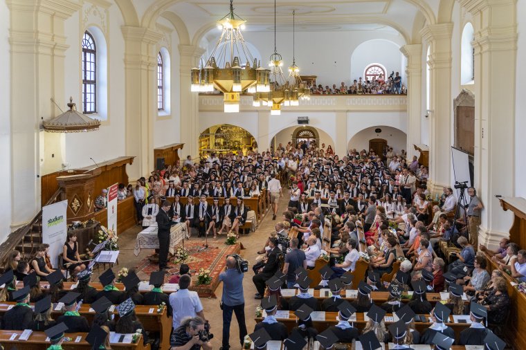 Akik életük végéig „vizsgáznak”: elballagtak a MOGYE magyar végzősei