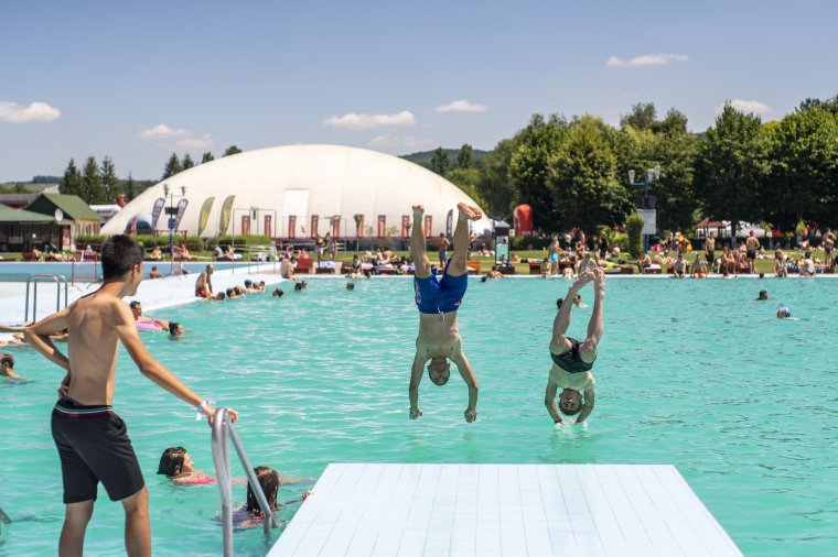 Víkendtelep: fizetni kell a parkolásért és a strandolásért is