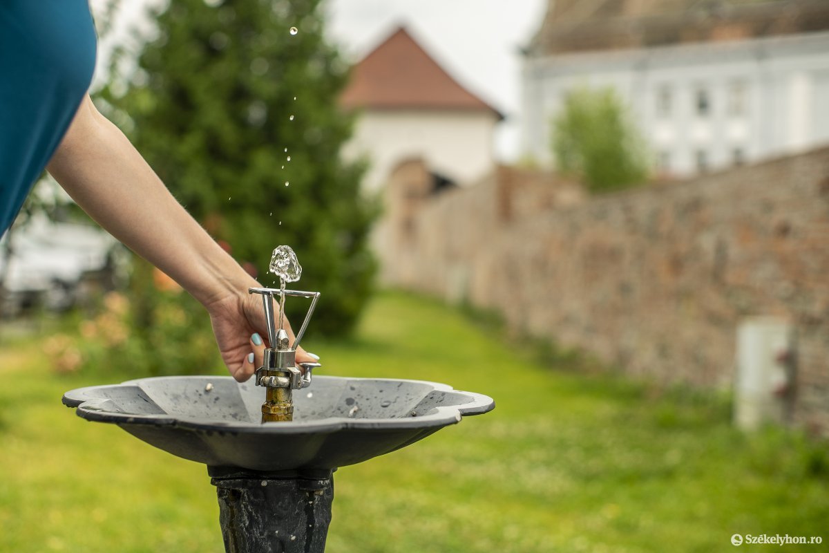 A várnál is lehet friss csapvizet inni •  Fotó: Haáz Vince