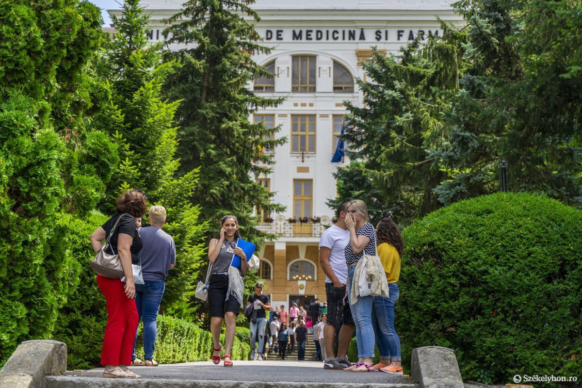 Az orvosi, gyógyszerészeti és fogorvosi karon szerdán délelőtt szervezték meg a felvételi vizsgát •  Fotó: Haáz Vince