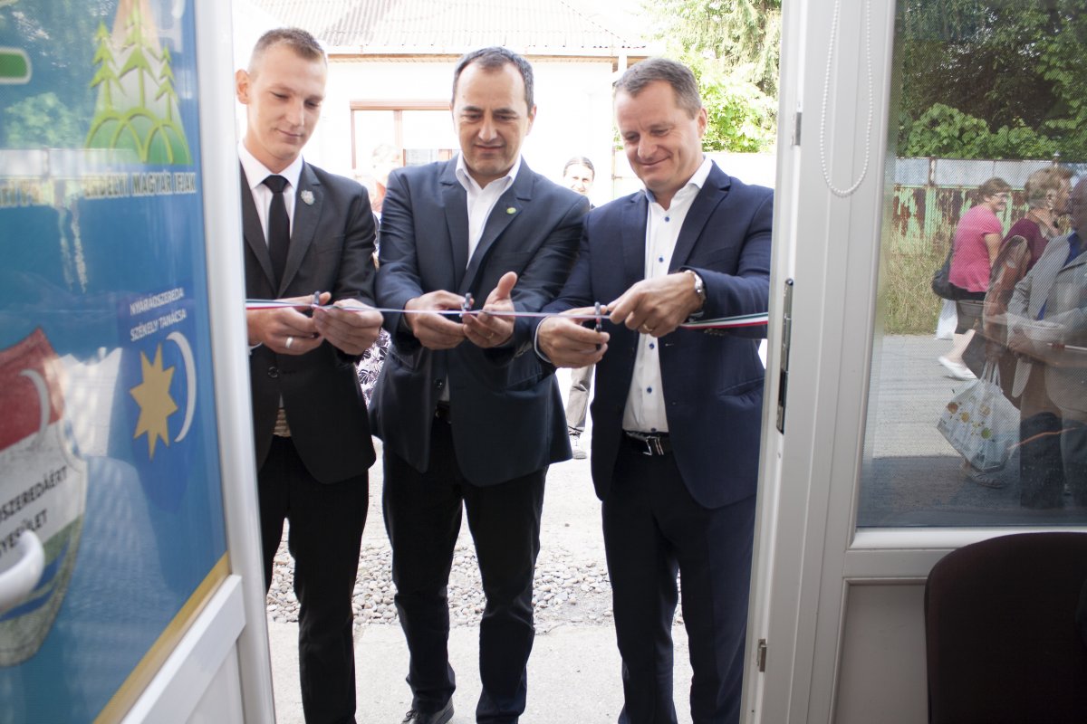Balról jobbra: Szűcs Péter irodavezető, Kátai Attila országos alelnök, helyi tanácsos és Mezei János országos elnök •  Fotó: Gálna Zoltán