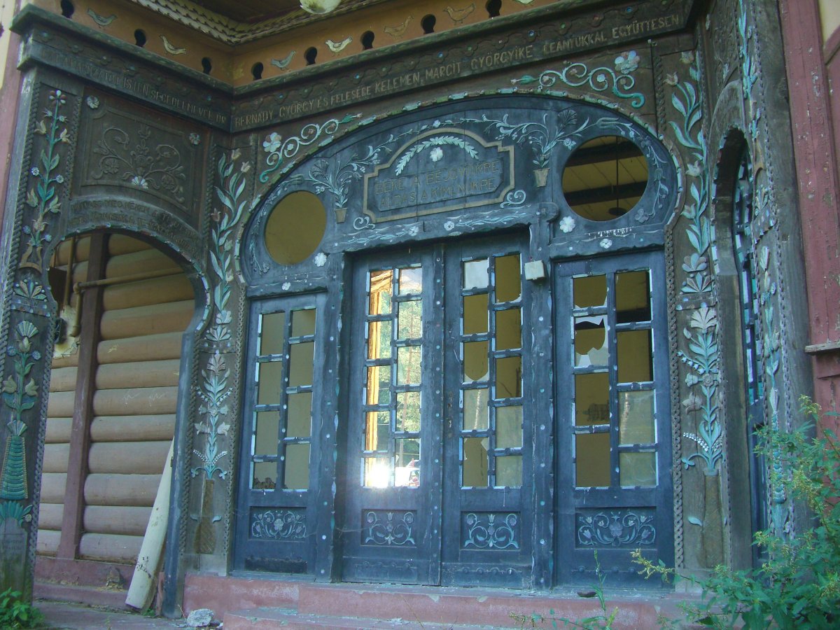 A Bernády-villa díszes bejárata. Restaurálják és visszahelyezik •  Fotó: Antal Erika