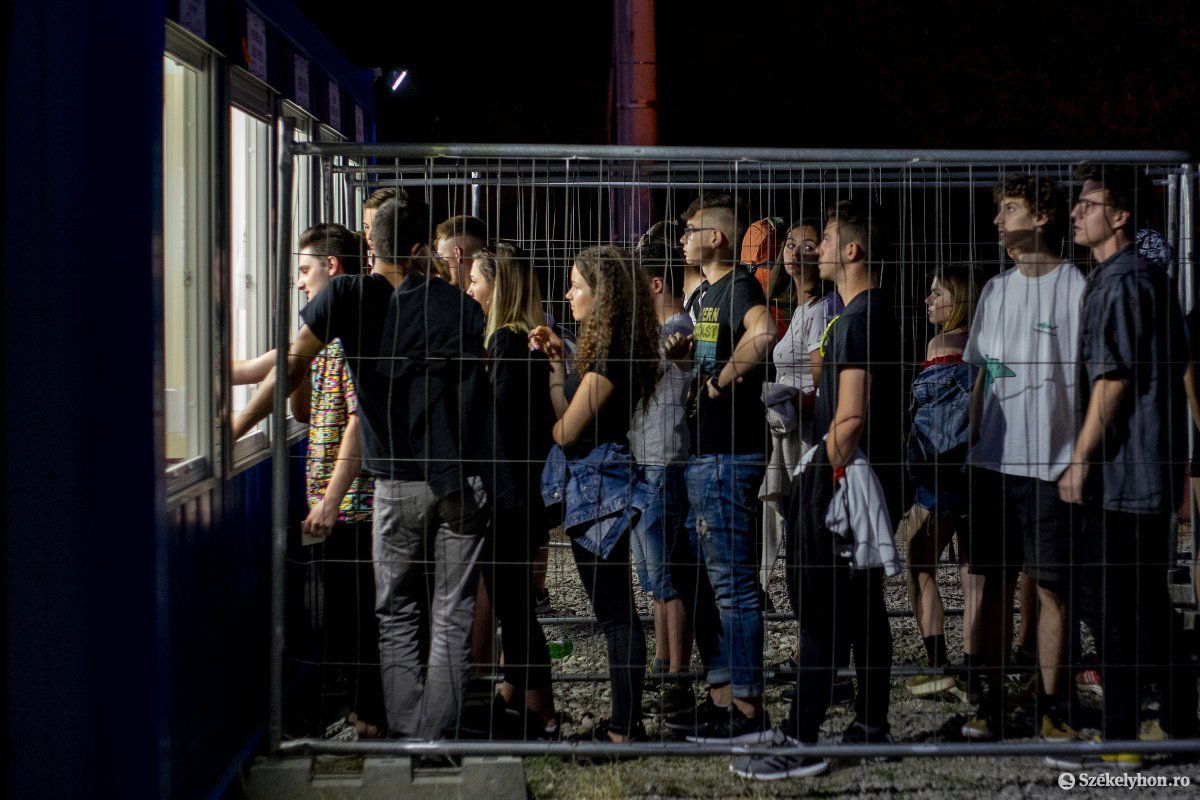 Nulladik nap. Sorban állnak a fesztiválozók •  Fotó: Haáz Vince