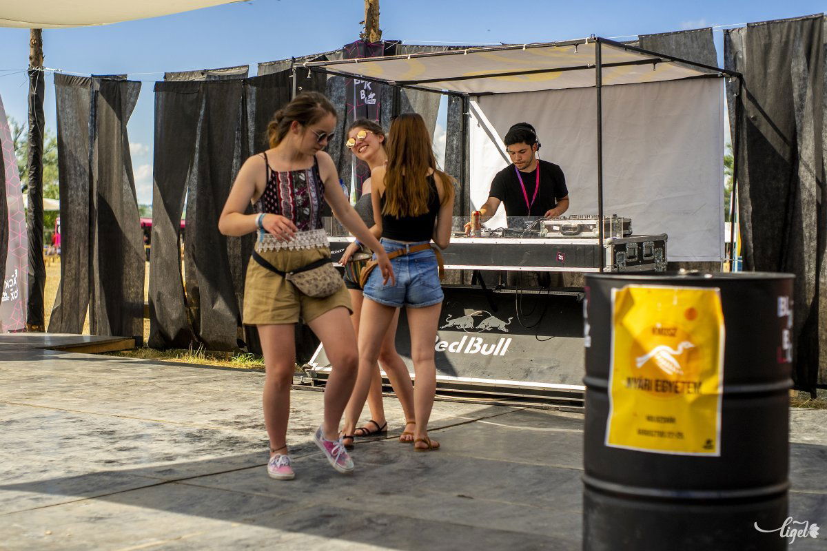 A Black Boxban a délutáni tűző napon is van, aki bulizik •  Fotó: Haáz Vince