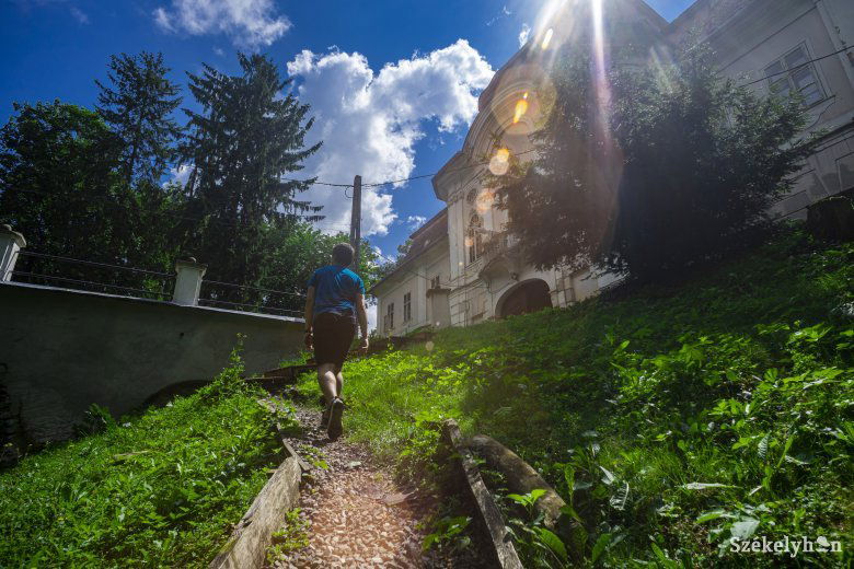 Délelőtti napsütésben a Teleki-kastély. A festői környezet egyre több turistát vonz Gernyeszegre •  Fotó: Haáz Vince