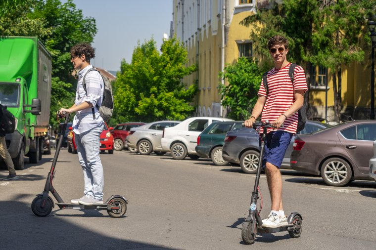 Szabályosan kell közlekedni a térségünkben is egyre népszerűbb elektromos rollerrel