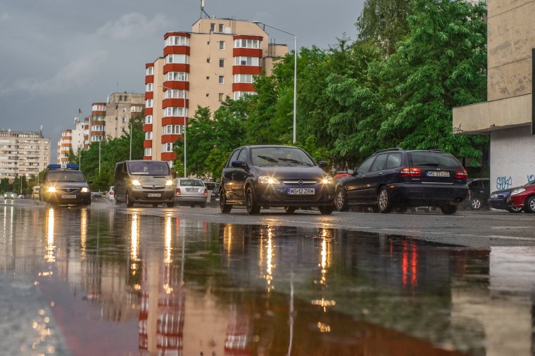 Elárasztotta az utcákat, kicsavarta a fákat, áram nélkül hagyta a lakókat a hirtelen jött vihar