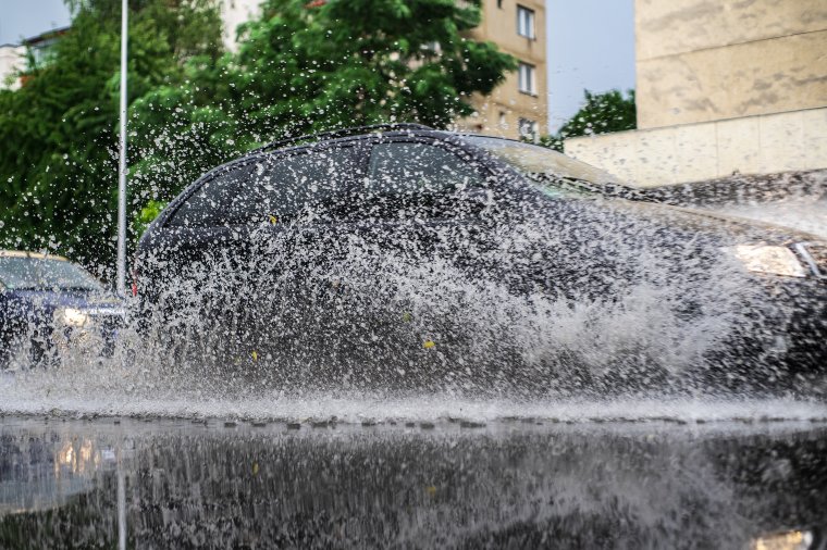 Egyelőre marad a viharos időjárás, de közeledik a felmelegedés