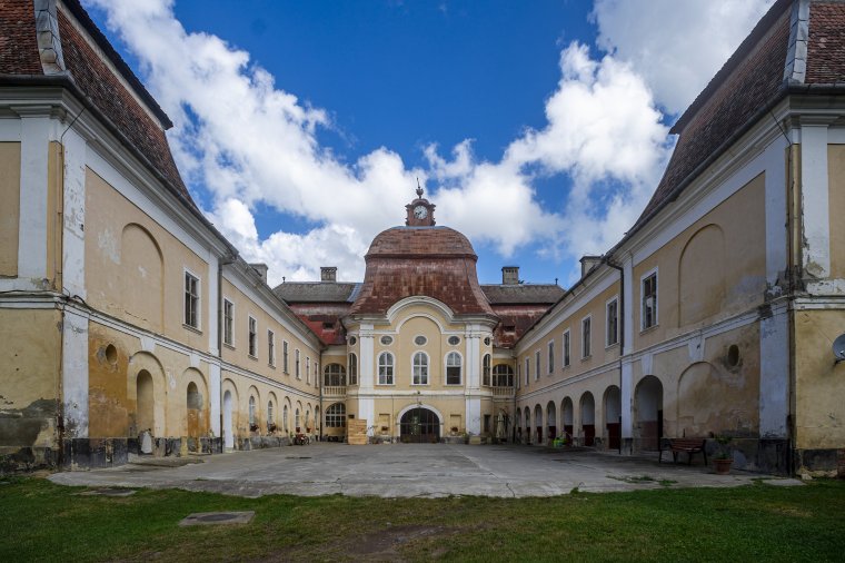 Teljes körű felújítás kezdődött a gernyeszegi Teleki-kastélyban