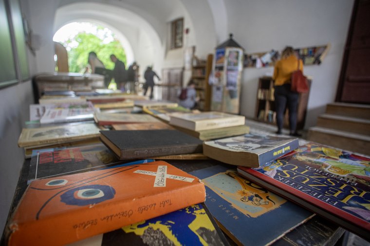 Jótékonysági könyvvásárt szerveznek az éhezőkért