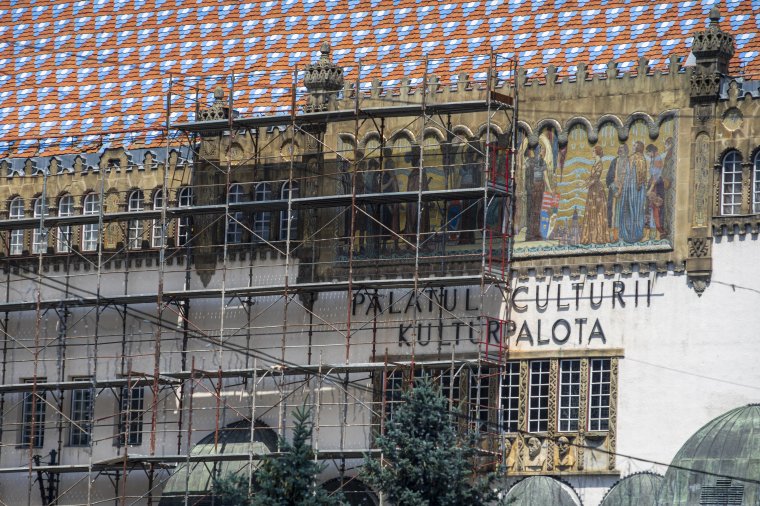 Felállványozták a Kultúrpalotát, de nem zárják le teljesen a látogatók elől