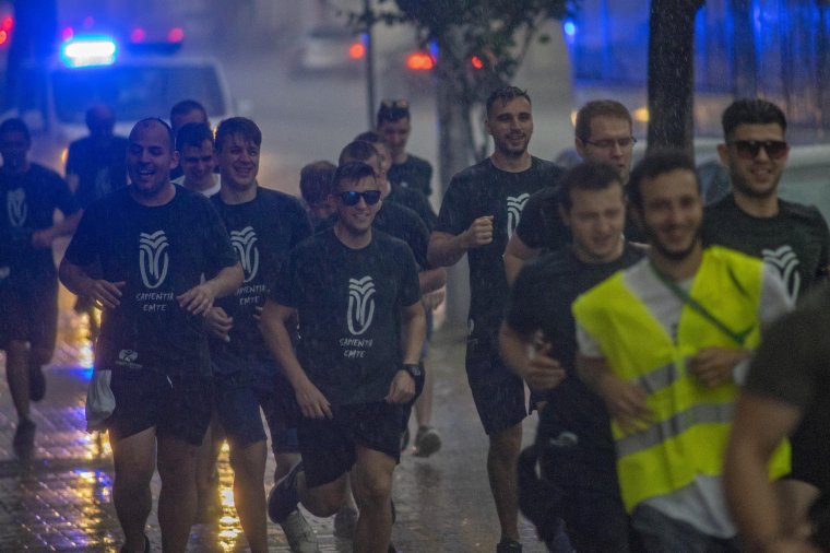 Esőben kocogtak a sapientiás ballagók