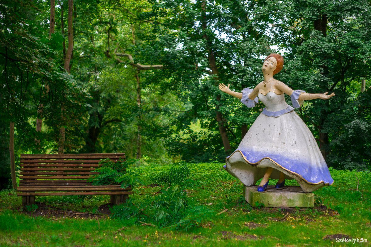 Kerti idill. Szobor és pad a kastély tövében &bullet;  Fotó: Haáz Vince