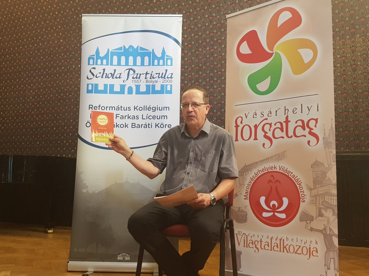 Friss, még ropogós. Kirsch Attila kezében a programfüzet •  Fotó: Szász Cs. Emese