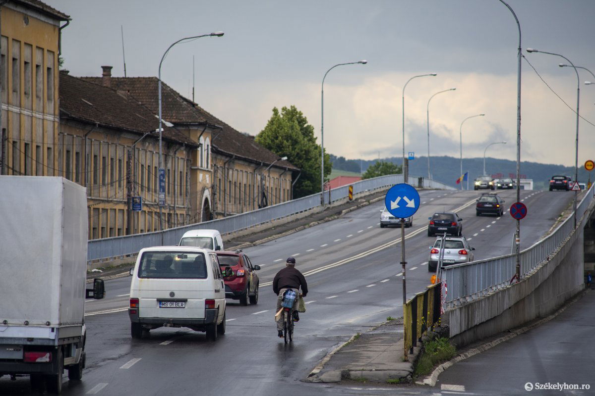 Az eddigi négy sáv helyett szerdától csak kettőt lehet használni Marosvásárhelyen, a nagy Maros-hídon •  Fotó: Haáz Vince