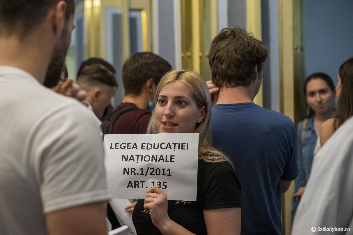 A tanügyi törvény cikkelyével érveltek •  Fotó: Haáz Vince