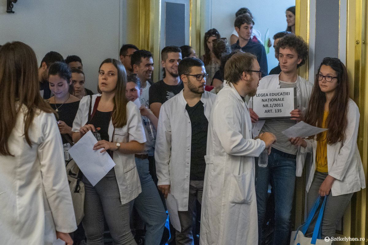 Mintegy százan gyűltek össze tüntetni •  Fotó: Haáz Vince