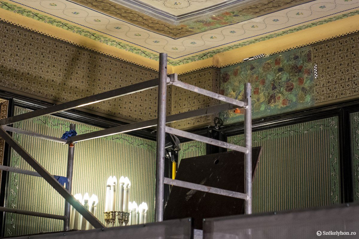Restaurálási munkálatok a Tükörteremben: előkerültek az eredeti falfestmények •  Fotó: Haáz Vince