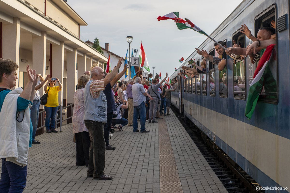 Jó hangulatban találkoztak egymással a zarándokok és az ő fogadásukra kisereglett marosvásárhelyiek •  Fotó: Haáz Vince