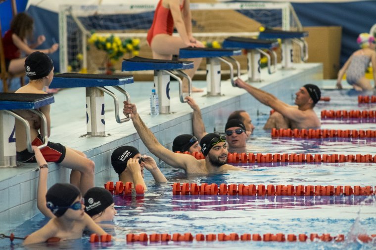 Pénzgyűjtő céllal szelték a medencehosszokat