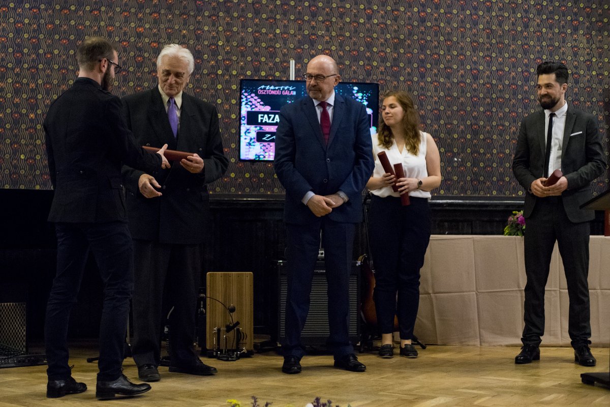 Csíky Boldizsár és Markó Béla a zeneművészeti kategória ösztöndíját adja át •  Fotó: Haáz Vince