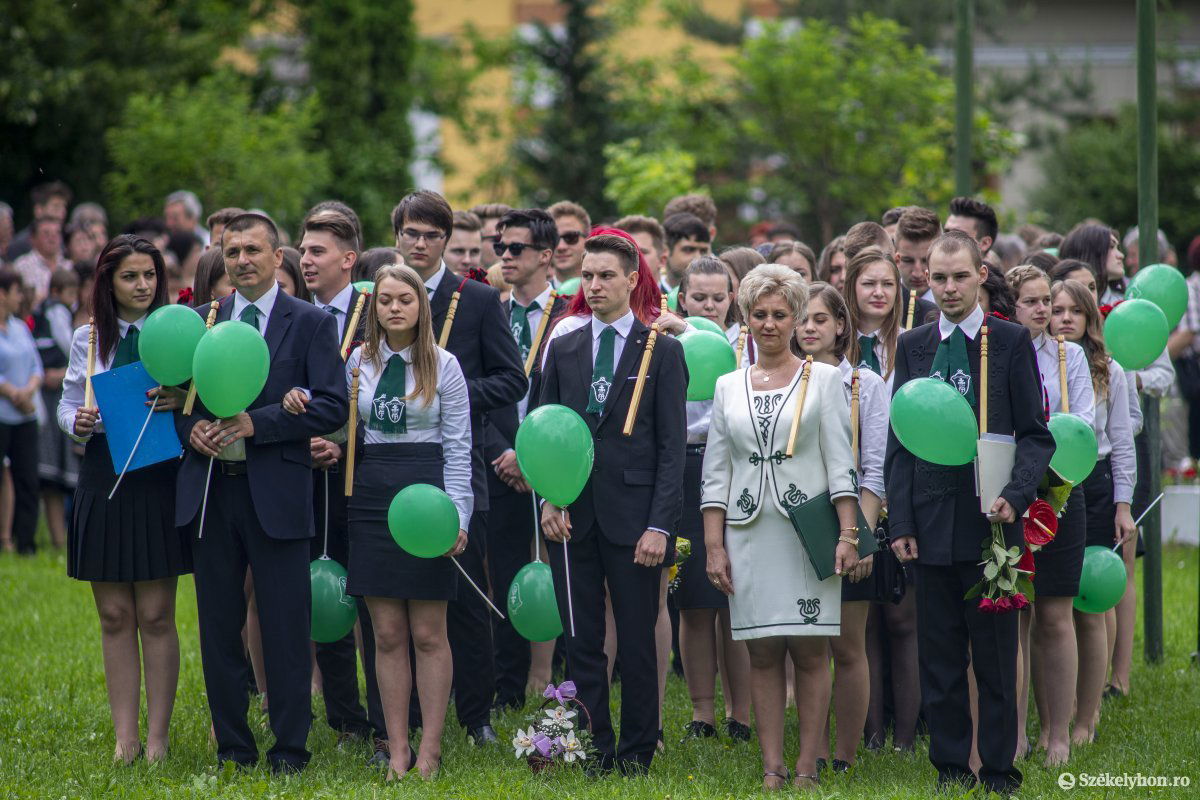 Ballagók a vállukra vetett tarisznyával •  Fotó: Haáz Vince