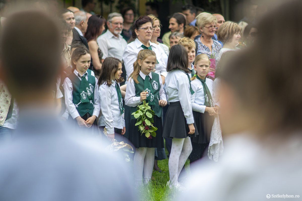 A katolikus iskola nyakkendőjét kicsik is hordják •  Fotó: Haáz Vince
