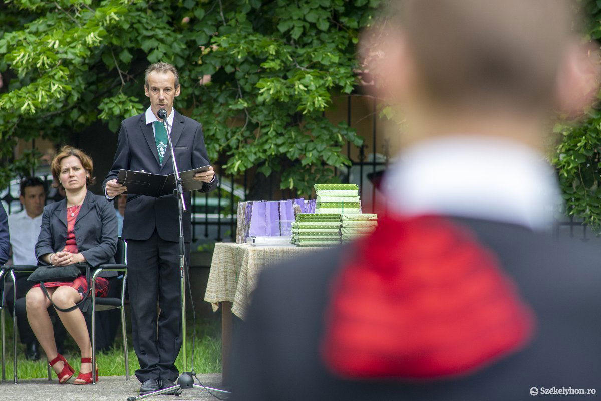 Tamási Zsolt iskolaigazgató szerint a diákok a történelem résztvevői •  Fotó: Haáz Vince