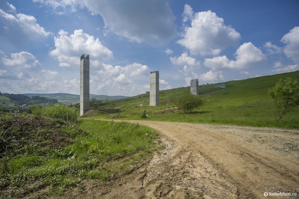 Égbekiáltó csonkok. A terelőút évekkel ezelőtt megépített műtárgyai (archív felvételek) •  Fotó: Haáz Vince