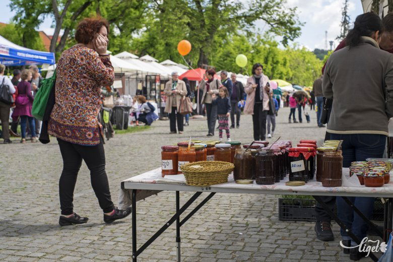 Termelői- és kézművesvásár Marosvásárhelyen még a koronavírus-járvány előtt. Gondot okozhat az árszint beállítása •  Fotó: Haáz Vince