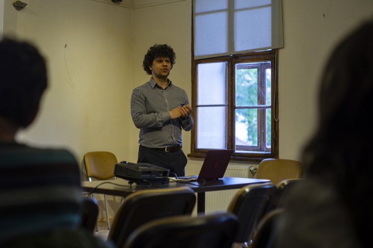 Úszva gyűjtenek a közösségi projektekre
