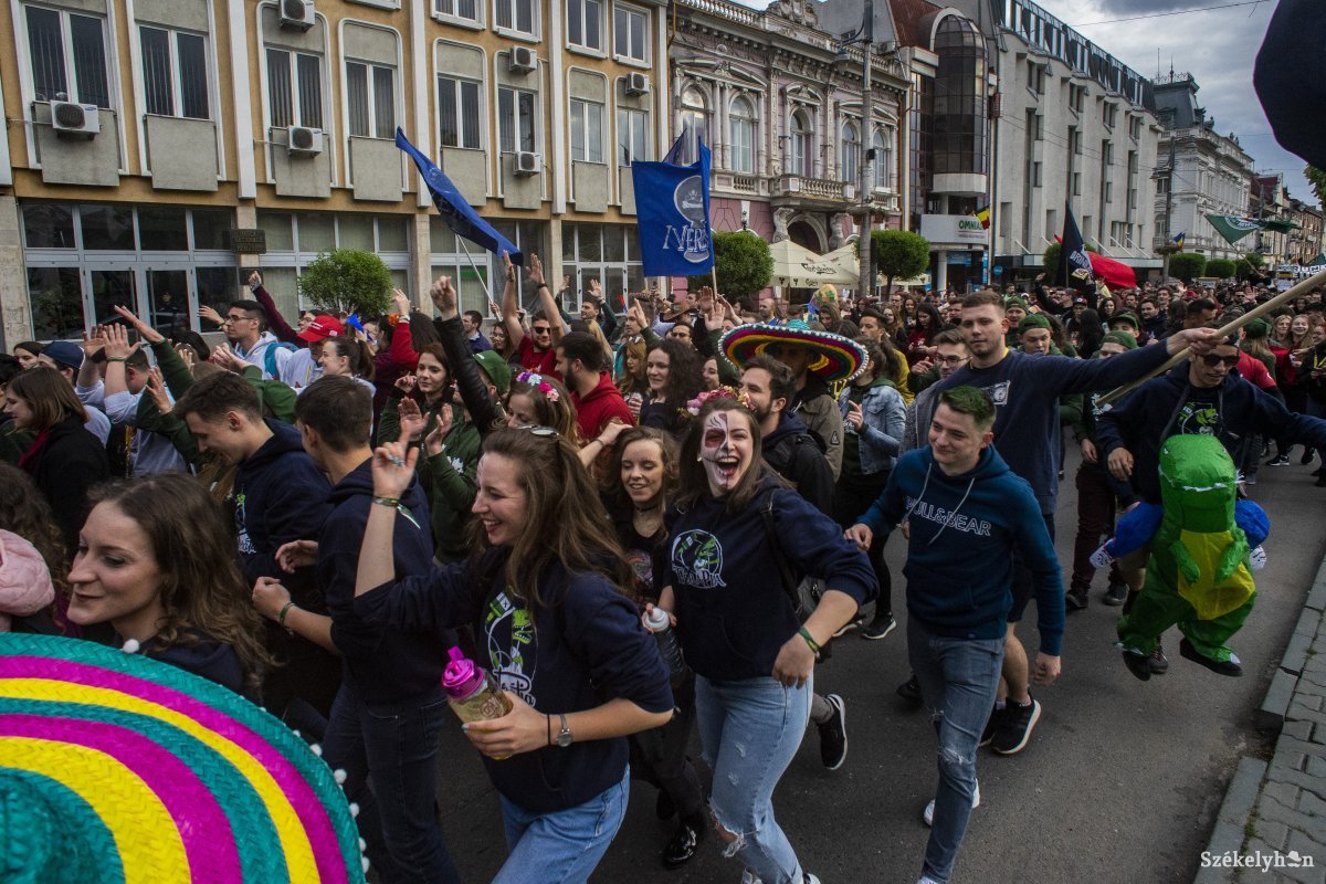 A diáknapok minden évben a csapatok közös felvonulásával veszi kezdetét &bullet;  Fotó: Haáz Vince