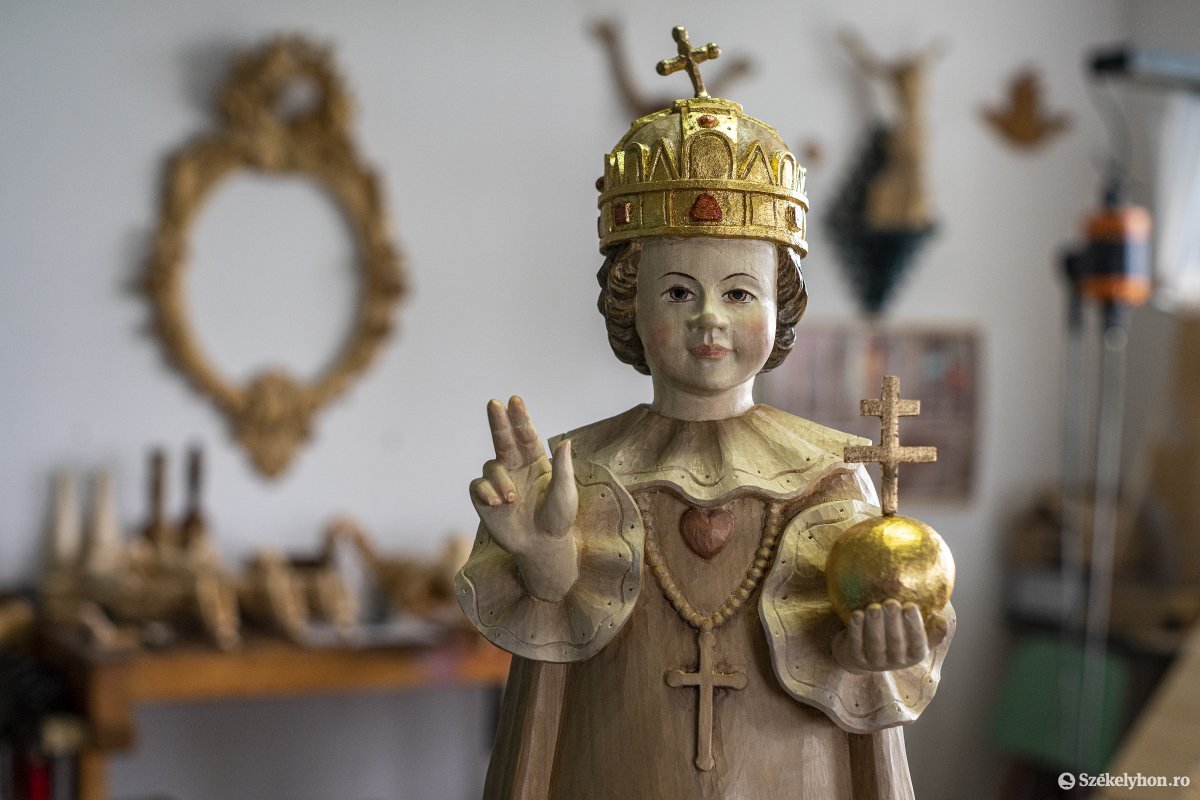 A kis Jézus a magyar koronázási ékszerekkel. Ezt a szobrot kapja ajándékba Ferenc pápa Csíksomlyón •  Fotó: Haáz Vince