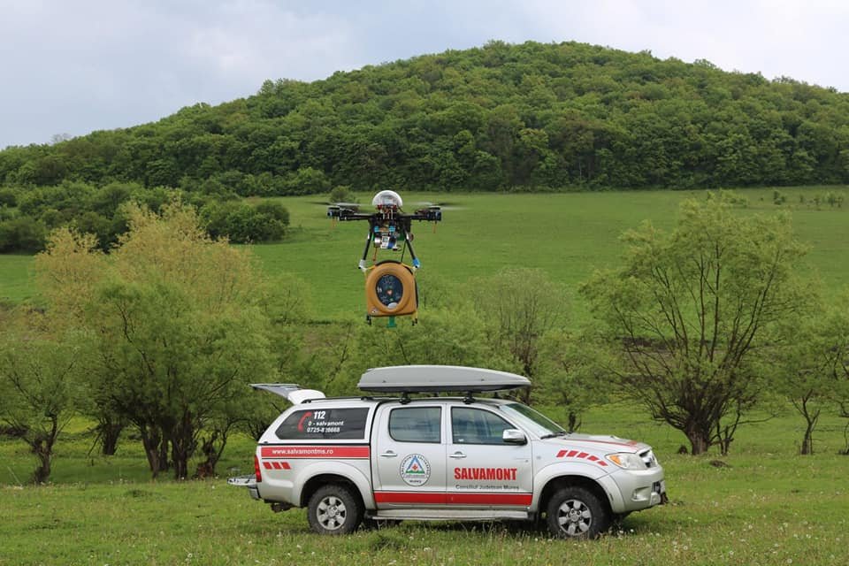 Defibrillátor a távolról irányított légi járműre szerelve. Oda tudják küldeni, ahol szükség van rá •  Fotó: Facebook/Maros Megyei Hegyimentők